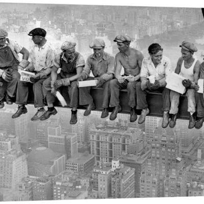 Rahmen mit historischem Foto, Druck auf Leinwand: Charles C. Ebbets, Workers who have lunch on the beam, New York 1932