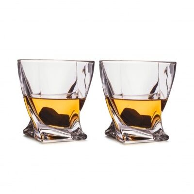 Bicchieri da whisky intrecciati con rocce di ghiaccio