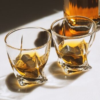 Verres à whisky torsadés avec des pierres de glace 4