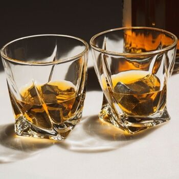 Verres à whisky torsadés avec des pierres de glace 5