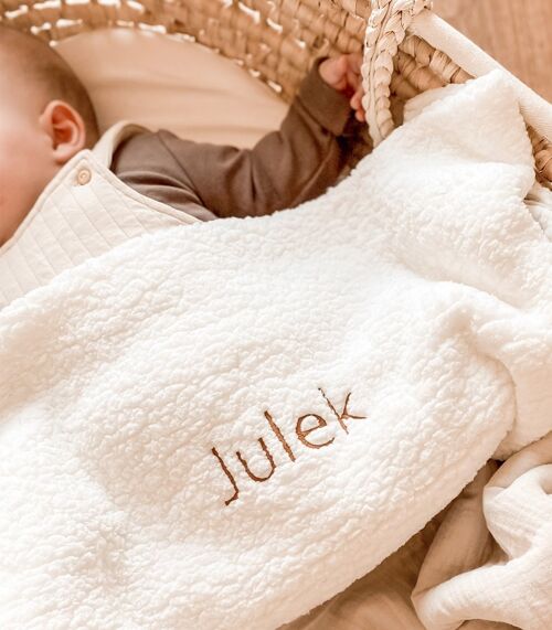 A soft "teddy" blanket with an individually selected, embroidered inscription - white