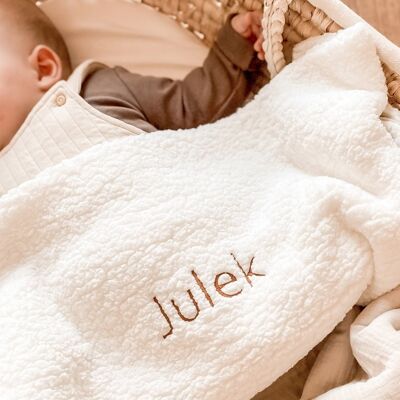 A soft "teddy" blanket with an individually selected, embroidered inscription - white