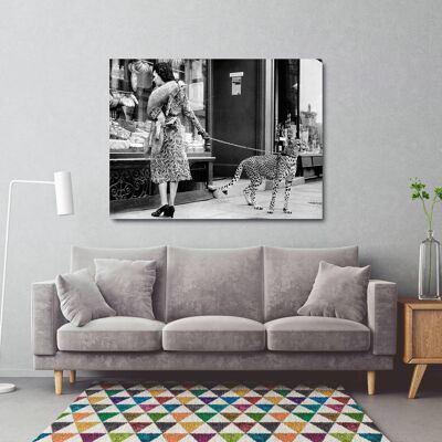 Rahmen mit Vintage-Fotografie, Druck auf Leinwand: Elegante Frau mit Gepard