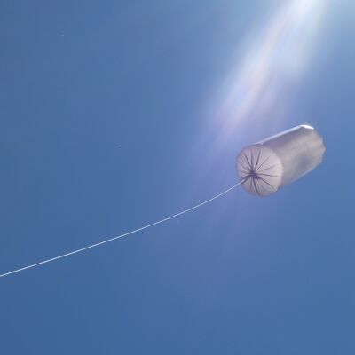Solar zeppelin, a physical experiment