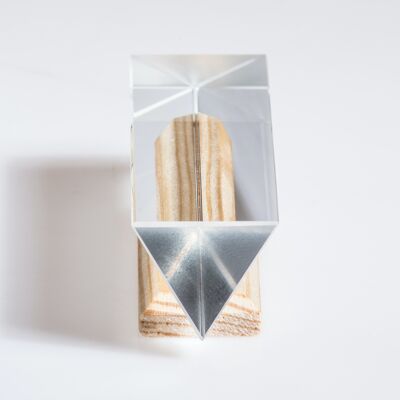 Un morceau d'arc-en-ciel en verre, objet de décoration et expérience
