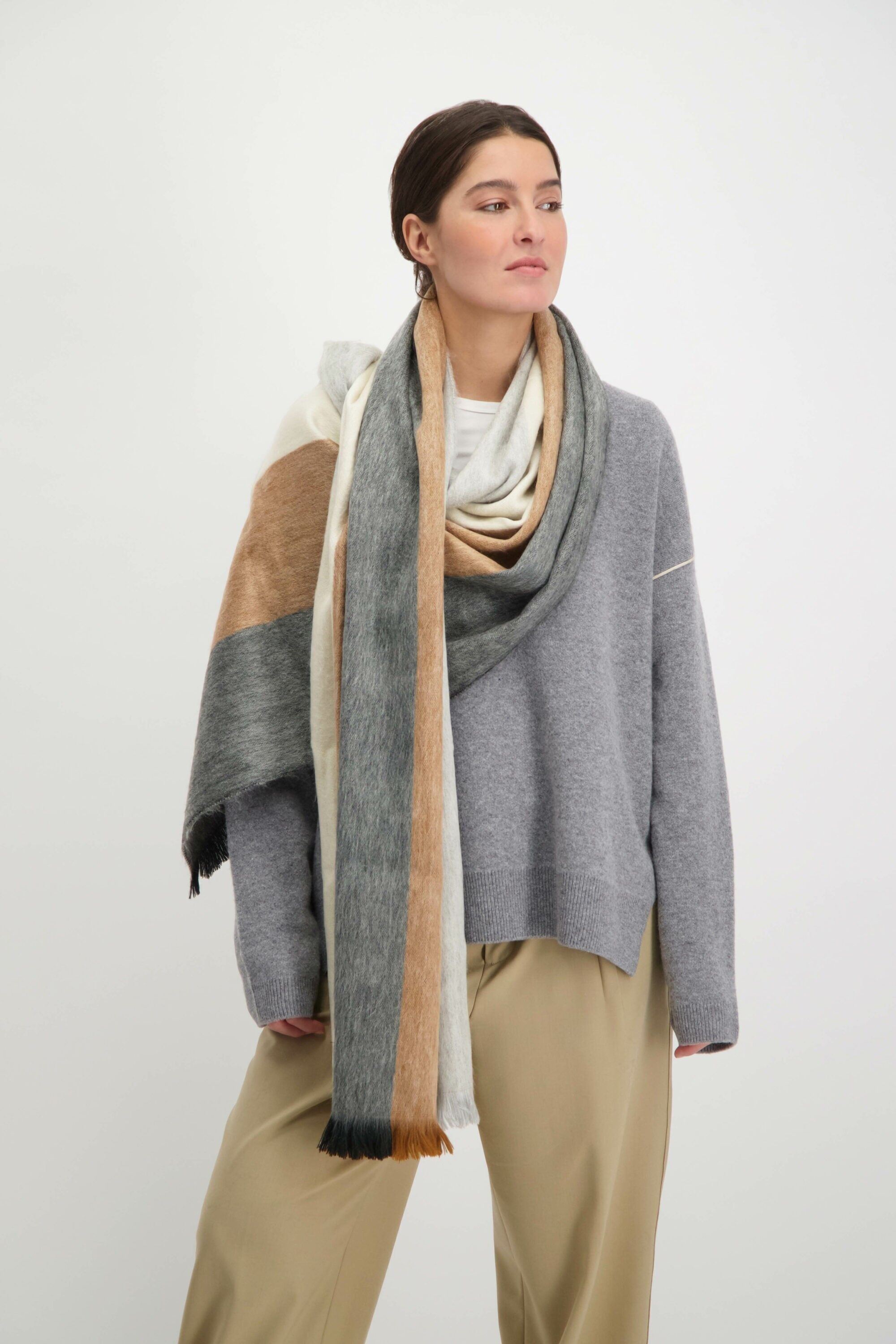 Sciarpa a righe nere, grigie e naturali