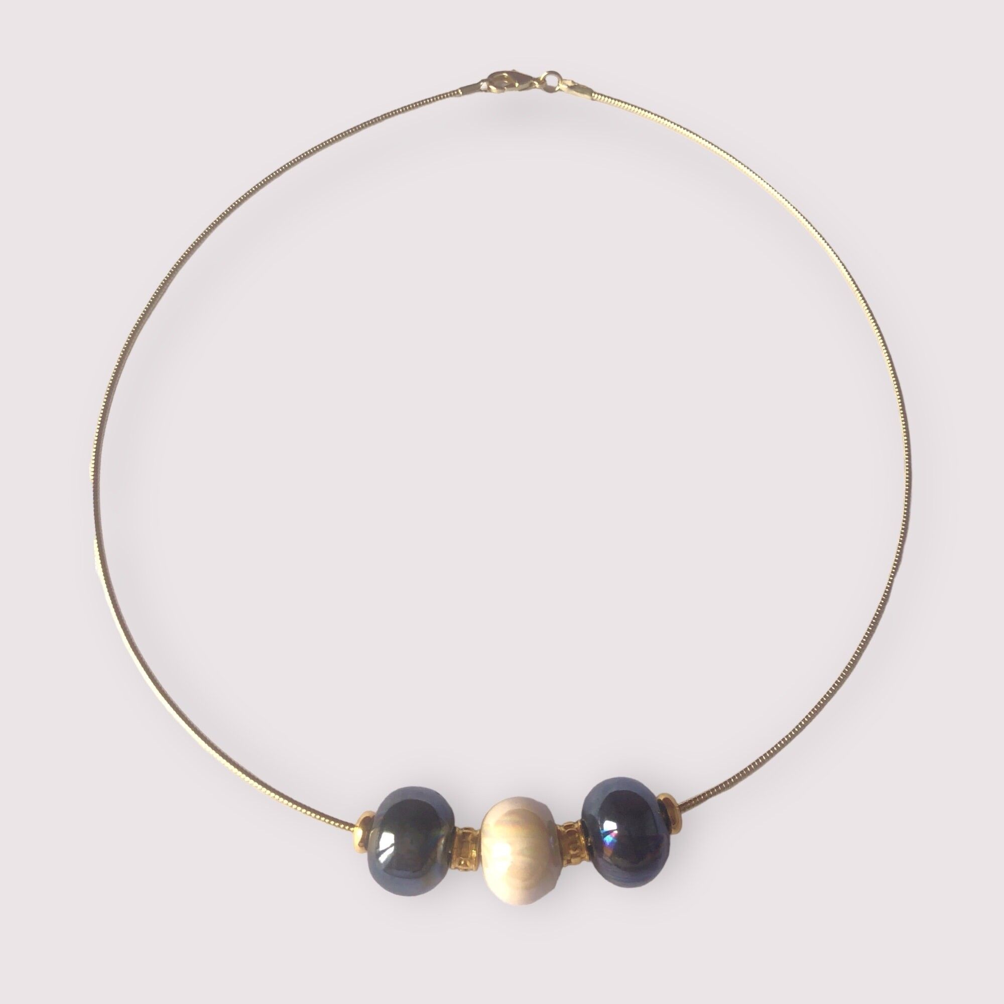 Collana ornata da perline in ceramica smaltata