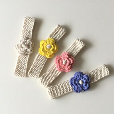 Una confezione di quattro fasce per capelli in stile fiore realizzate a mano organiche