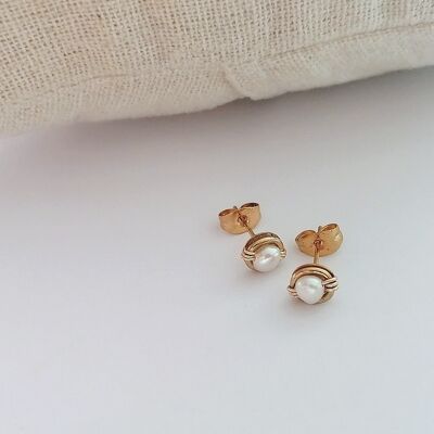 Cultured pearl stud earrings