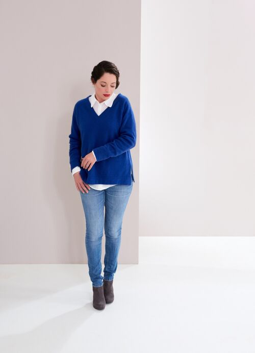 V-Pullover Paula cobalt von Summit by pos.sei.mo, dehaired possum, Made in Germany, federleicht, low pilling, cashmere spa,