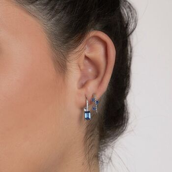 Boucles d'oreilles créoles en argent avec zircons bleus 3