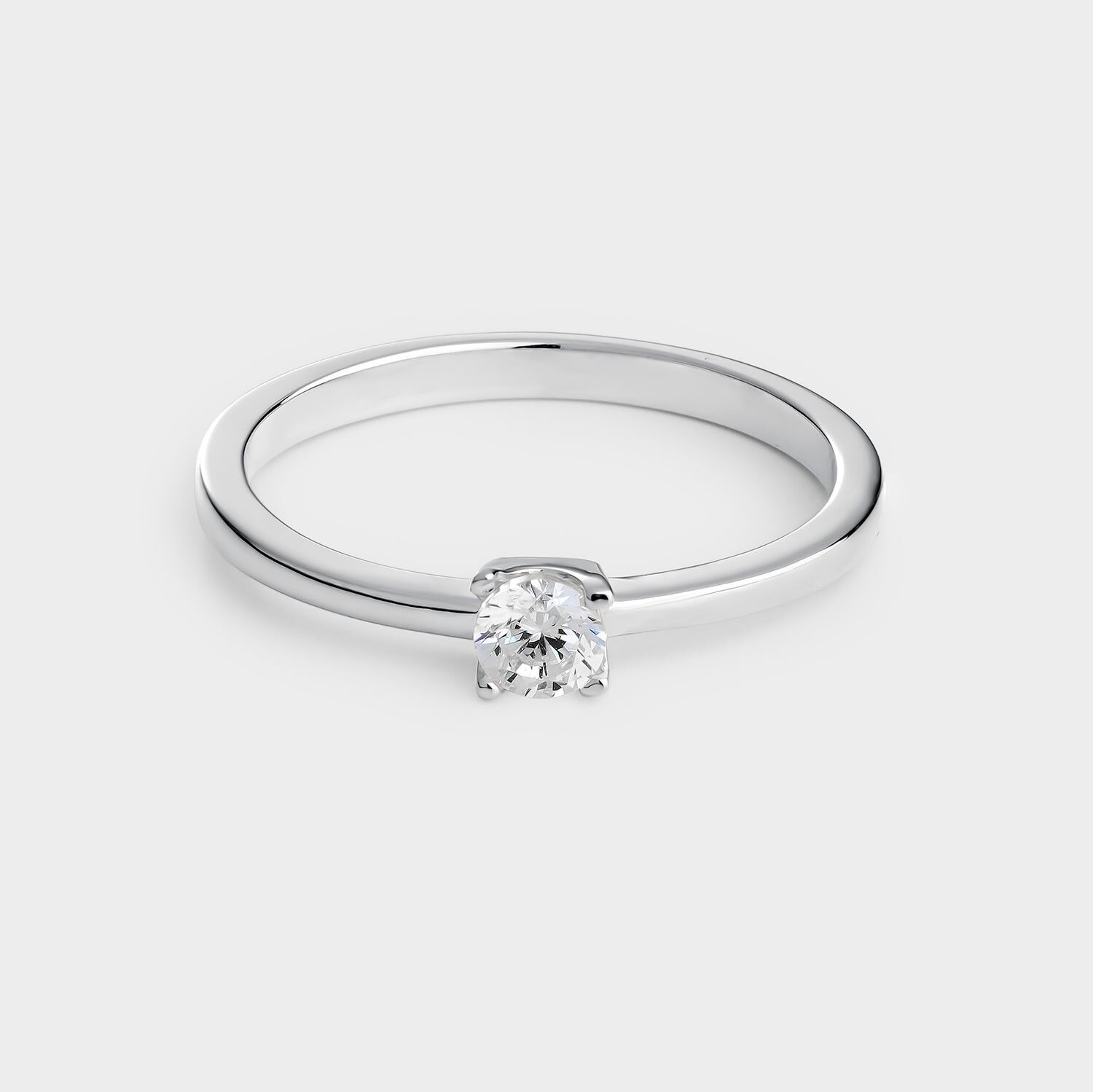 Anello solitario in argento con zirconi da 3,8 mm montato su 4 griffe