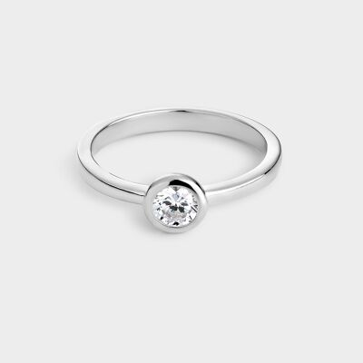 Anillo solitario de plata con circonita de 4,5 mm engastada en bisel