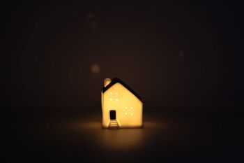 Maison en porcelaine avec bougie chauffe-plat LED | Style contemporain | Fait à la main | Décoration d'intérieur moderne | Finition mate en gris et blanc 5