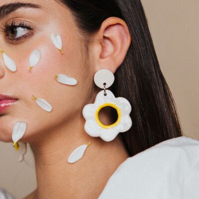 Daisy light ceramic earrings