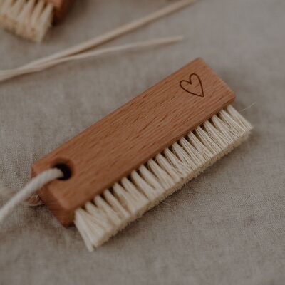 Nail brush heart (PU = 12 pieces)