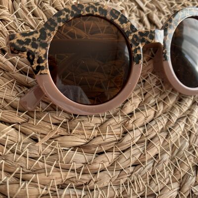 Gafas de sol violetas, estampados de leopardo.