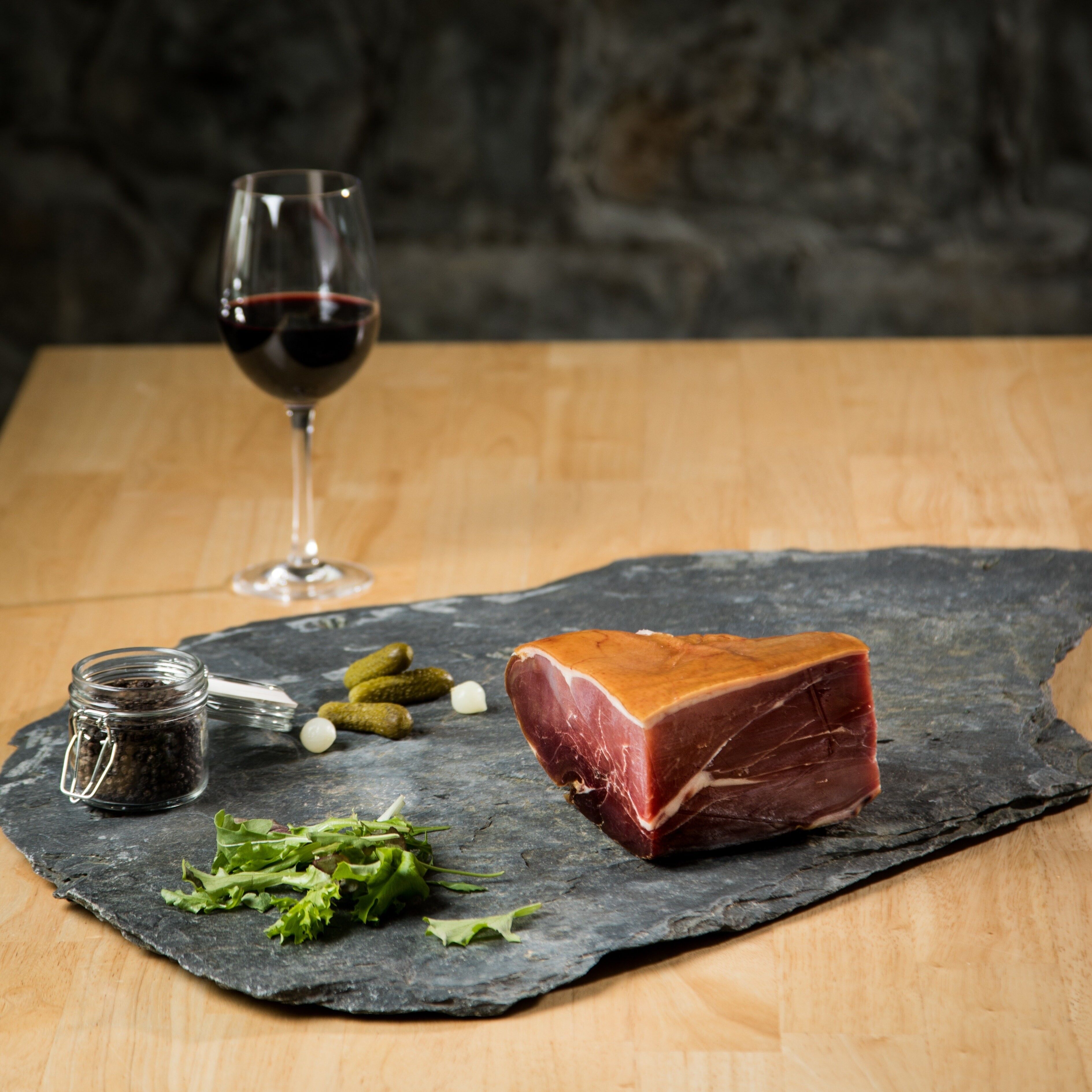 neun Monate alter Rohschinken im Viertel