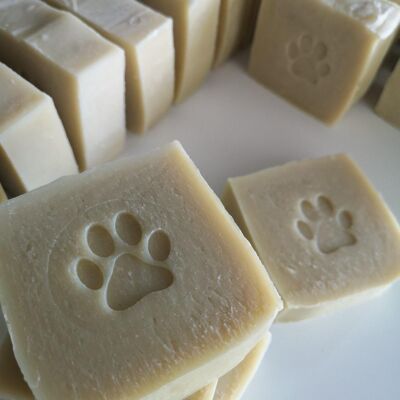 Jabón de champú para perros hecho a mano con aceite de neem