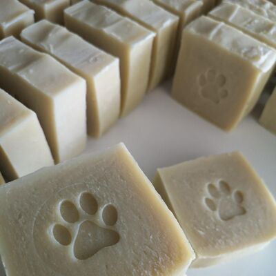 Jabón de champú para perros hecho a mano con aceite de neem