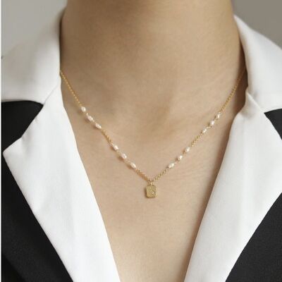 Collana con medaglia quadrata in oro con perla d'acqua dolce barocca minimalista