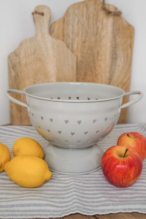 Light grey colander with hearts 21 cm