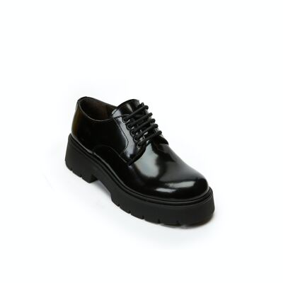 Zapato Derby para mujer en color negro con suela de goma TR. Hecho en Italia.