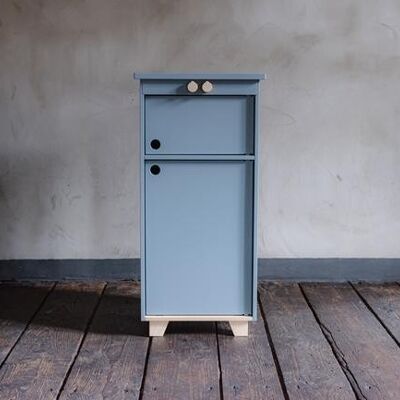 Réfrigérateur de jeu en contreplaqué bleu poussiéreux