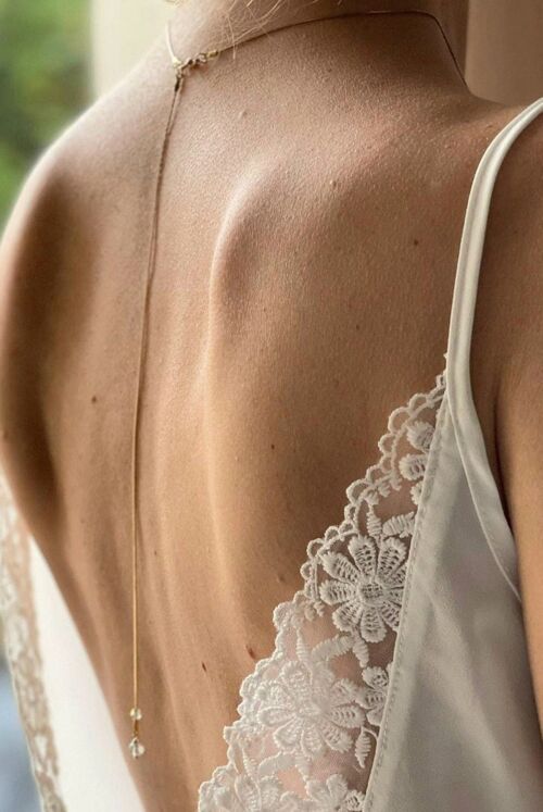 Bijou de dos mariage- collier robe dos ouvert, chaîne serpentine en laiton doré et ses perles en cristal de Swarovski- robe dos en v.