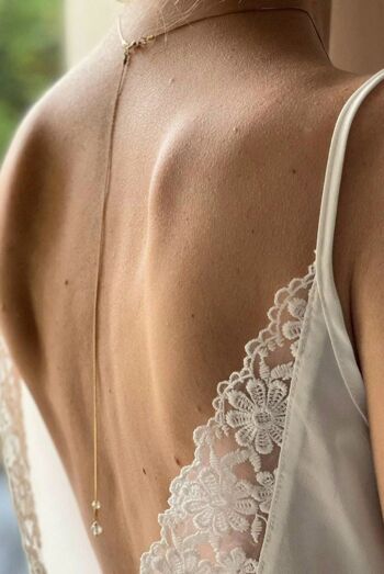 Bijou de dos mariage- collier robe dos ouvert, chaîne serpentine en laiton doré et ses perles en cristal de Swarovski- robe dos en v. 1