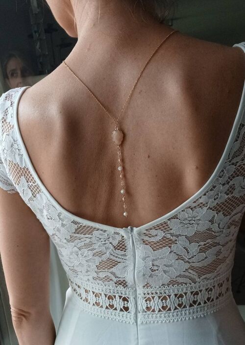 Collier de dos mariée à goutte rose poudré- bijou de dos nu mariage bohème.