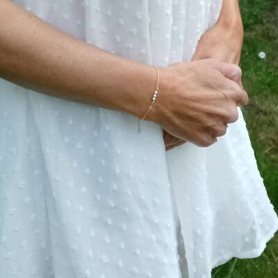 Bracciale da sposa con perle perlate avorio, braccialetto fine e delicato per accompagnare il tuo abito da sposa, catena in ottone dorato.