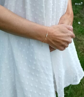 Bracelet de mariée à perles nacrées ivoire, bracelet fin et délicat pour accompagner votre tenue de mariée, chaîne en laiton doré. 1