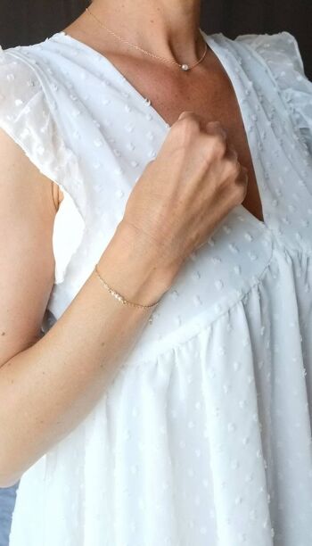 Bracelet de mariée à perles nacrées ivoire, bracelet fin et délicat pour accompagner votre tenue de mariée, chaîne en laiton doré. 3