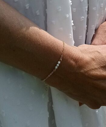 Bracelet de mariée à perles nacrées ivoire, bracelet fin et délicat pour accompagner votre tenue de mariée, chaîne en laiton doré. 2