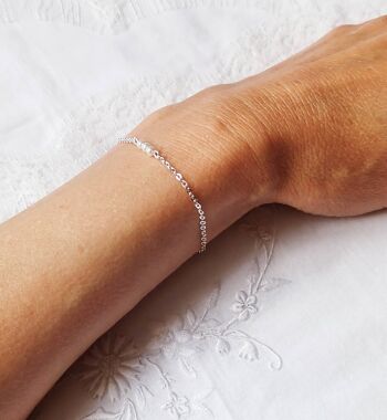 Bracelet de mariée à perles nacrées ivoire, bracelet fin et délicat pour accompagner votre tenue de mariée, chaîne en laiton doré. 5