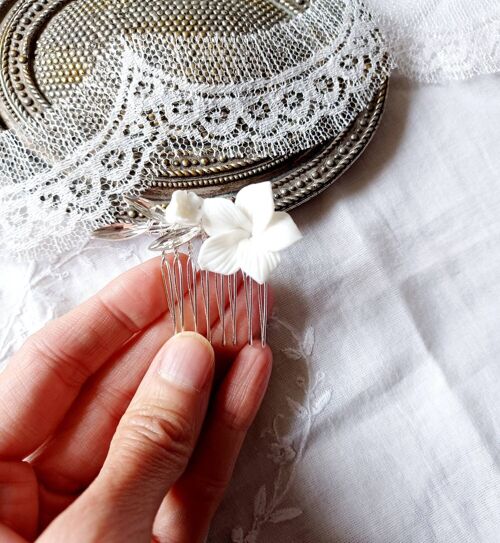 Peigne de mariée à fleur blanche porcelaine- accessoire de mariée pour compléter un chignon.