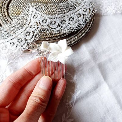 Peineta de flor blanca de porcelana- Accesorio de novia para completar un moño.