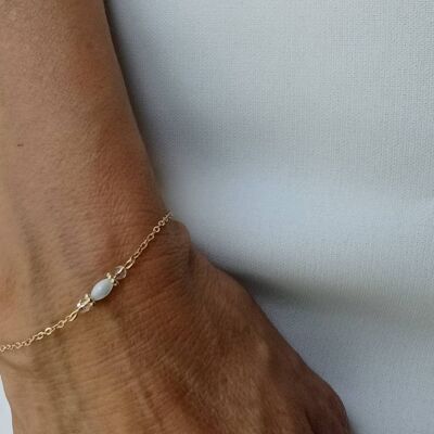 Brautarmband kleiner goldener Rosenkranz mit Perlmuttperle - minimalistisches religiöses Juwel.
