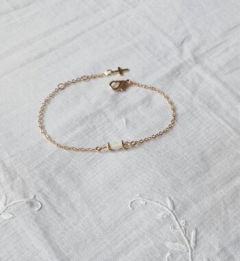 Bracelet de mariée petit chapelet doré à perle de nacre- bijou religieux minimaliste. 6