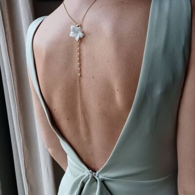 NAÏADE-bijou de mariée à dos nu avec fleur de Frangipanier- collier de mariée pour robe dos nu-collier à fleur blanche et chaîne dorée.