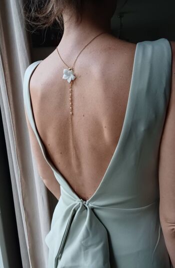NAÏADE-bijou de mariée à dos nu avec fleur de Frangipanier- collier de mariée pour robe dos nu-collier à fleur blanche et chaîne dorée. 1
