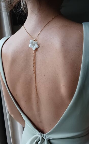 NAÏADE-bijou de mariée à dos nu avec fleur de Frangipanier- collier de mariée pour robe dos nu-collier à fleur blanche et chaîne dorée. 2