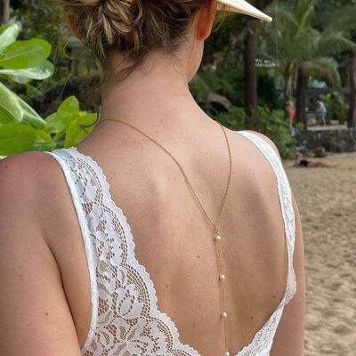 Gioiello da sposa a schiena nuda - raffinata collana dorata con perle bianche perlate - sposa bohémien e chic.