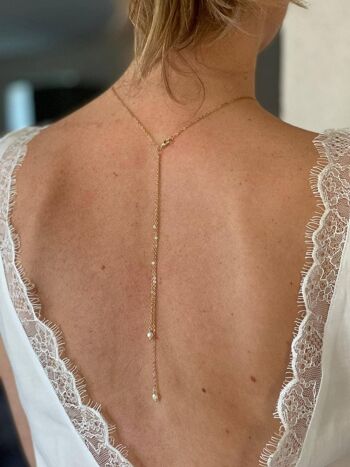 Collier de dos mariée, chaîne fine en laiton doré et petites perles de verre nacrées Swarovski, coloris blanc. 2