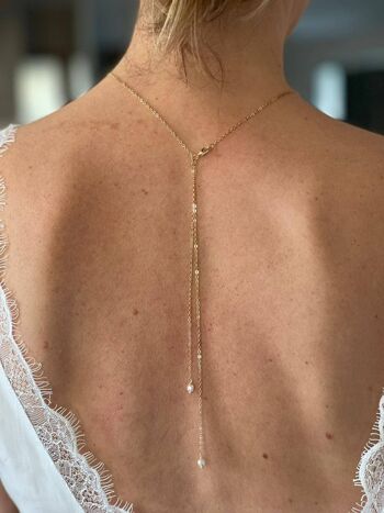 Collier de dos mariée, chaîne fine en laiton doré et petites perles de verre nacrées Swarovski, coloris blanc. 5