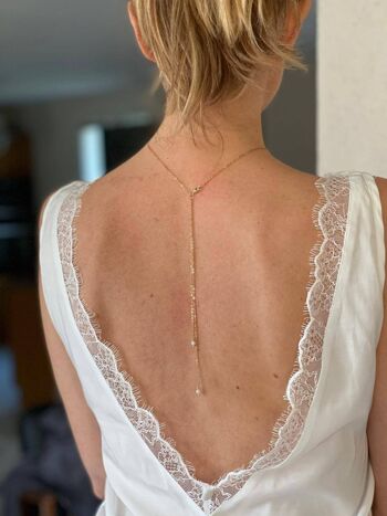 Collier de dos mariée, chaîne fine en laiton doré et petites perles de verre nacrées Swarovski, coloris blanc. 3