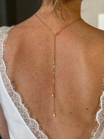 Collier de dos mariée, chaîne fine en laiton doré et petites perles de verre nacrées Swarovski, coloris blanc. 4