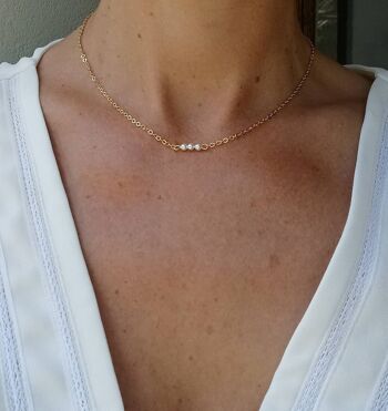 Collier de dos mariée, chaîne fine en laiton doré et petites perles de verre nacrées Swarovski, coloris blanc. 7