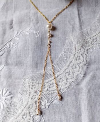 Collier de dos nu fin doré à perles nacrées blanches- bijou dos nu mariage. 5